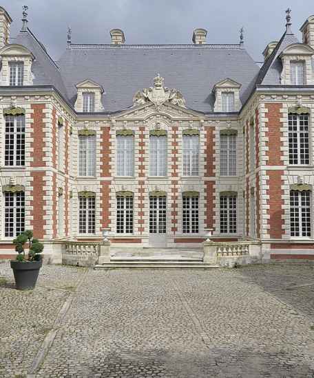 Façade et cour de l’honneur de l’Hôtel de Berny. Cl Thierry Rambaud